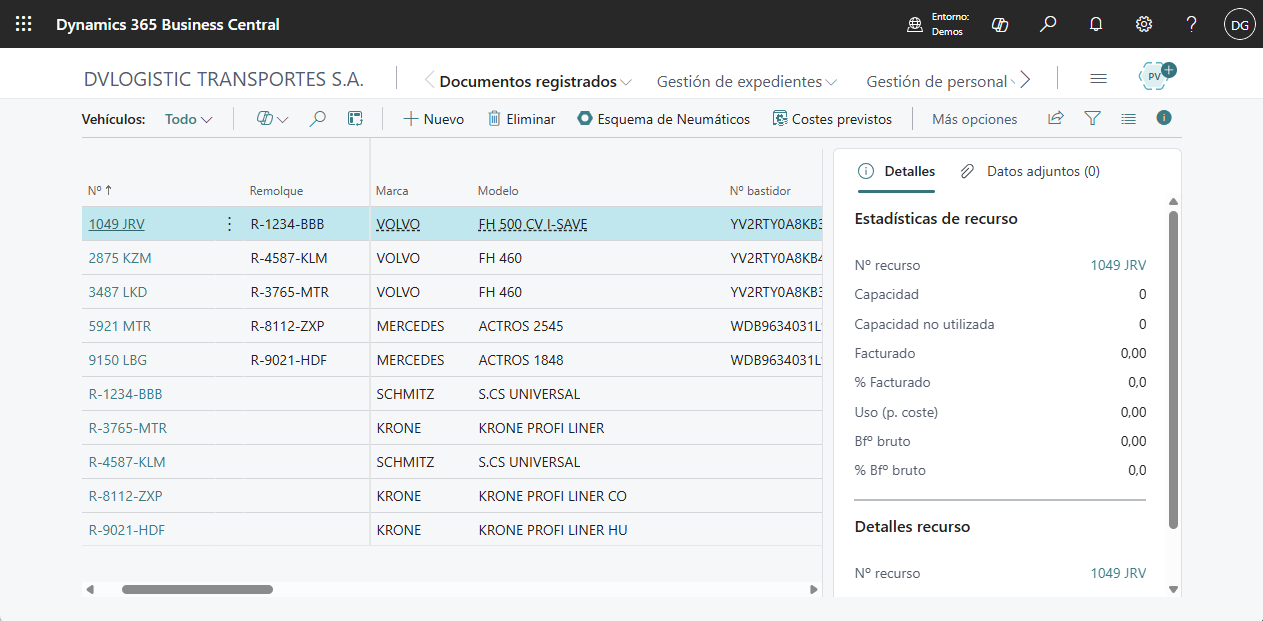 Ficha de vehículo con datos técnicos, seguros y mantenimiento.